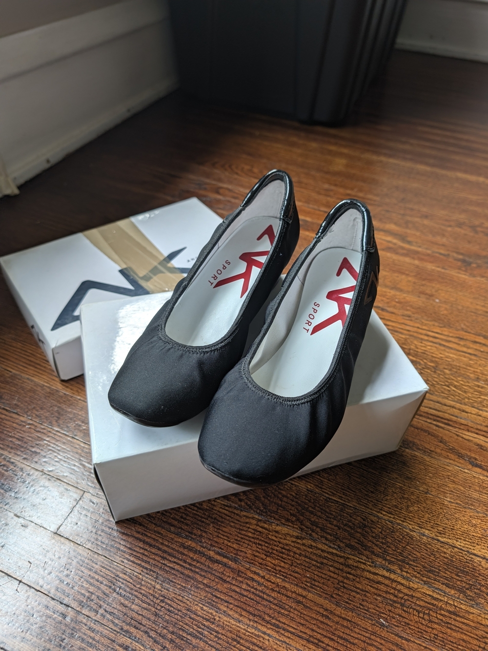 Anne Klein Sport AKDax 8 M Classic Style Wedge with Patent Detail and Textile